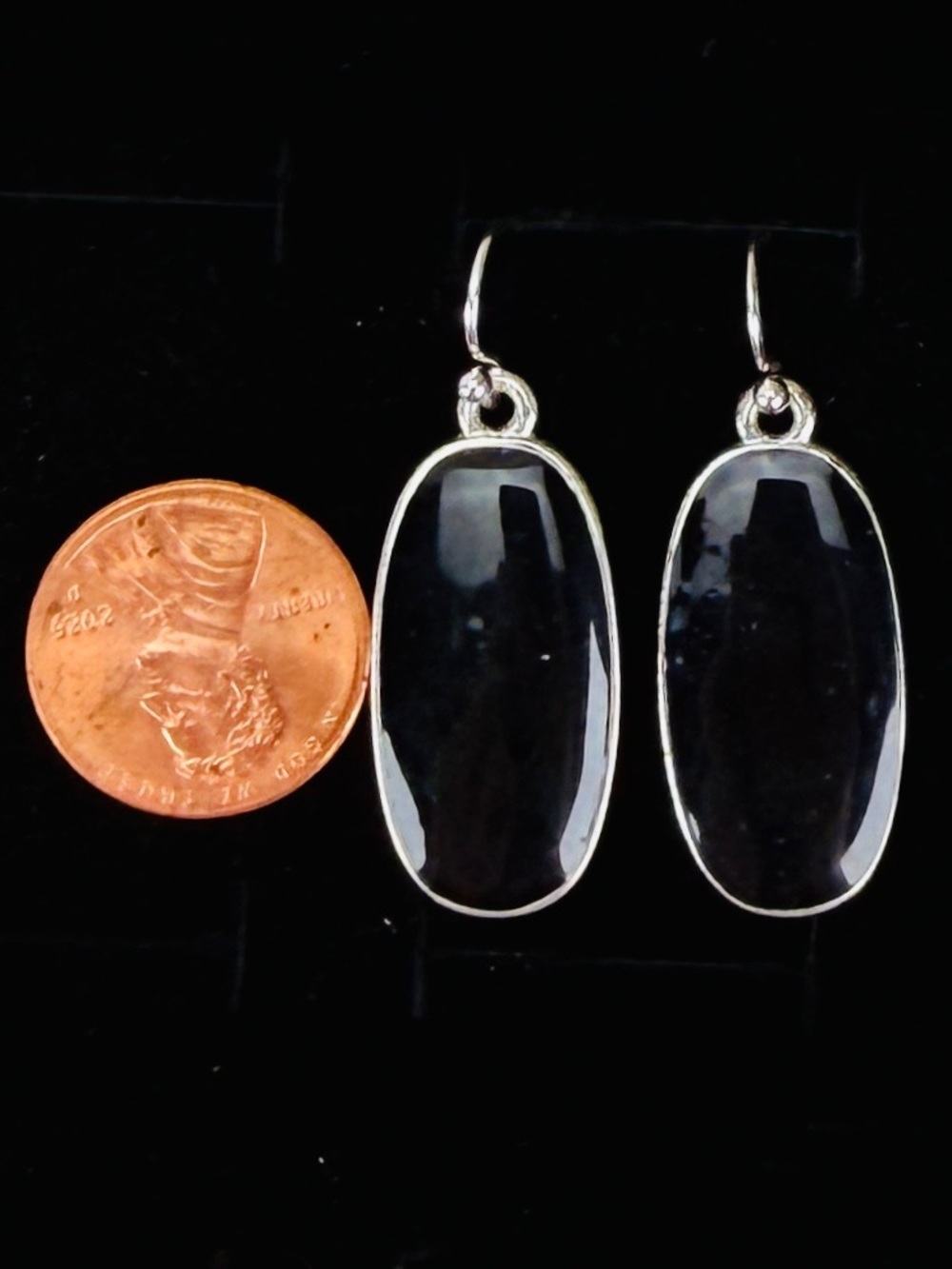 Vintage weighted black and silvertone pierced earrings - Picture 5 of 6